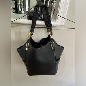 Kate & Alex Cuffaro . Women’s hoho frame Trapezoid shoulder bag. Faux leather